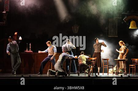 Tavernenkunden in DER MITTERNACHTSGLOCKE in Sadler's Wells, Rosebery Avenue, London EC1, Eröffnung am 12. Juni mit Aufführungen bis zum 21. Juni, dann durch Großbritannien bis Oktober 2025. A New Adventures Produktion Choreographie & Regie: Matthew Bourne Musik: Terry Davies Design: LEZ Brotherston Beleuchtung: Paule Constable Stockfoto