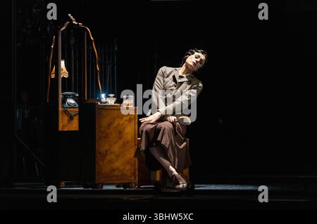 Michela Meazza (Miss Roach) in DER MITTERNACHTSGLOCKE in Sadler's Wells, Rosebery Avenue, London EC1, Eröffnung am 12. Juni mit Aufführungen bis 21. Juni und Tournee durch Großbritannien bis Oktober 2025. A New Adventures Produktion Choreographie & Regie: Matthew Bourne Musik: Terry Davies Design: LEZ Brotherston Beleuchtung: Paule Constable Stockfoto