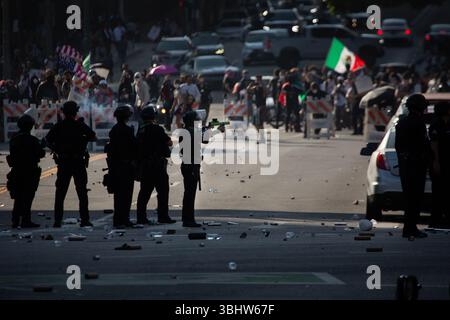 Los Angeles, USA. Juni 2025. Ein Foto, das am 11. Juni 2025 zur Verfügung gestellt wurde, zeigt, wie LAPD-Beamte Gummikugeln und Tränengas während eines Protests gegen Einwanderungsrazzien von ICE und Bundespolizei in Los Angeles abfeuern. Quelle: Zin Chiang/dpa/Alamy Live News Stockfoto