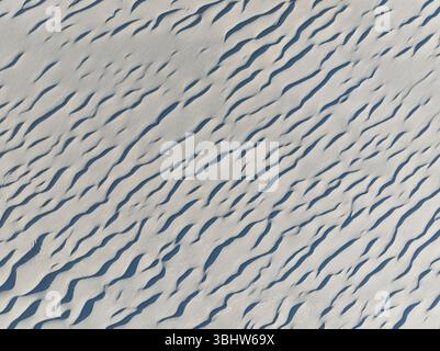 Aus der Vogelperspektive auf schwarzen vulkanischen Sand in der Nähe des Vulkans Carachi Pampa, Puna de Atacama, Catamarca, Argentinien. Stockfoto