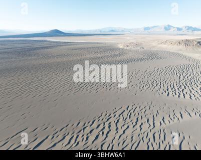 Aus der Vogelperspektive auf den Vulkan Carachi Pampa und das Vulkanfeld mit schwarzem Sand, Puna de Atacama, Catamarca, Argentinien. Stockfoto