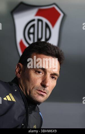 Der Cheftrainer der argentinischen Nationalmannschaft Lionel Scaloni wird am 10. Juni 2025 vor dem südamerikanischen Qualifikationsspiel zwischen Argentinien und Kolumbien für die FIFA-Weltmeisterschaft 2026 im Monumental-Stadion in Buenos Aires gesehen. Copyright: XALEJANDROxPAGNIx Stockfoto