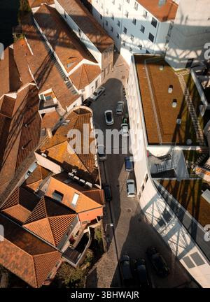 Blick aus der Vogelperspektive auf Portos ikonische Terrakotta-Dächer von der Dom-Luís-i-Brücke Stockfoto