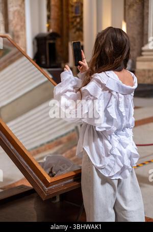 Asiatische Touristin, die Selfie in Sant'Agnese in der Kirche Agone auf der Piazza Navona in Rom, Italien macht, wunderschöne Barockkirche auf der Piazza Navona. Stockfoto