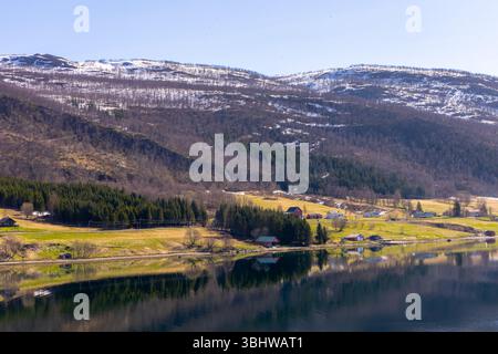 Ein malerischer Blick auf die Berge und Dörfer Norwegens am Ufer des Wassers, Stockfoto