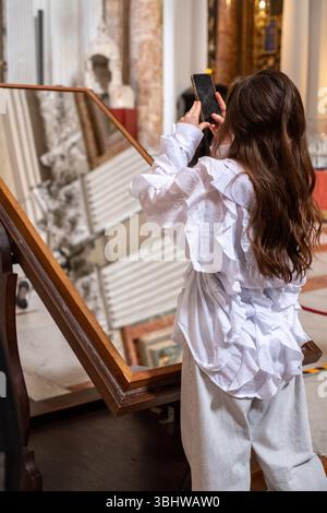Asiatische Touristin, die Selfie in Sant'Agnese in der Kirche Agone auf der Piazza Navona in Rom, Italien macht, wunderschöne Barockkirche auf der Piazza Navona. Stockfoto
