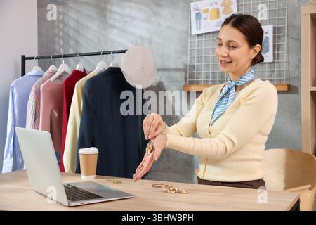 Professioneller Stylist mit Online-Beratung mit Kunden über Laptop im Innenbereich Stockfoto