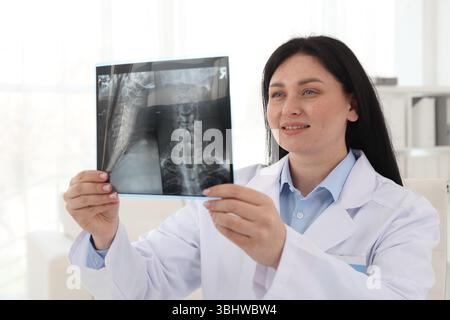 Lächelnder Arzt untersucht Hals-MRT in der Klinik Stockfoto