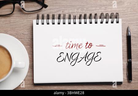 Zeit, den Satz in Notizbuch, Stift und Kaffee auf einem Holztisch einzubinden, Draufsicht Stockfoto