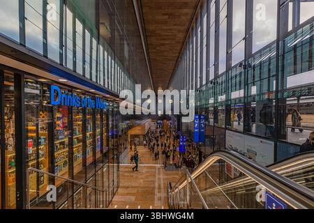 Genf, Schweiz - 16. Januar. 2024: Die geschäftige Stunde im Genfer Bahnhof Cornavin. Stockfoto