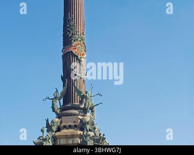 Barcelona, Spanien - 11. Juli 2024: Placa Portal de la Pau, Platz. Monumento A Colon, Columbus Monument oben, Fokus auf die Säulenbasis auf der korinthischen Säule, Stockfoto