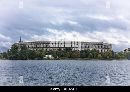 Nürnberg, Deutschland: Die ehemalige Kongresshalle, ein riesiges U-förmiges Gebäude, das als Kongresszentrum der NSDAP am See dienen sollte Stockfoto