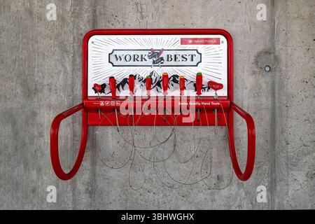 Grimentz, Switezrland - 15. Dezember. 2024: Selbstbedienungsset mit diversen Schraubendrehern von Swiss Tools zur schnellen Reparatur von Skiausrüstung Stockfoto