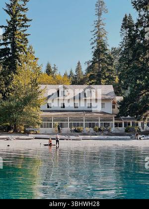 Blick auf die Lake Crescent Lodge von einem Kajak auf Lake Crescent Stockfoto