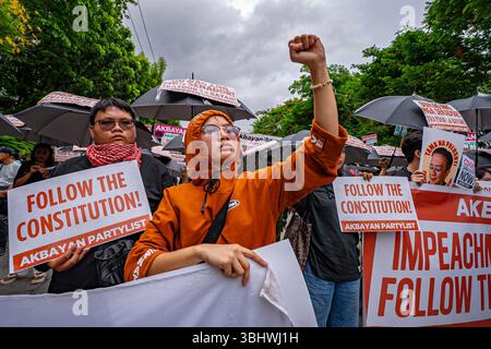 Manila, Manila, Philippinen. Juni 2025. Demonstranten halten Schilder, die die Regierung auffordern, der Konstitution zu folgen, während sie gegen die Amtsenthebung von Vizepräsidentin Sarah Duterte im Senat der Philippinen protestieren. (Kreditbild: © Jyor so/ZUMA Press Wire) NUR REDAKTIONELLE VERWENDUNG! Nicht für kommerzielle ZWECKE! Stockfoto