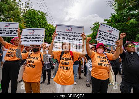 Manila, Manila, Philippinen. Juni 2025. Demonstranten halten Schilder, die die Regierung auffordern, der Konstitution zu folgen, während sie gegen die Amtsenthebung von Vizepräsidentin Sarah Duterte im Senat der Philippinen protestieren. (Kreditbild: © Jyor so/ZUMA Press Wire) NUR REDAKTIONELLE VERWENDUNG! Nicht für kommerzielle ZWECKE! Stockfoto