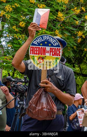 Manila, Manila, Philippinen. Juni 2025. Ein Mann hält ein Schild, das Philipine Freiheit und Frieden fordert, während er gegen die Amtsenthebung von Vizepräsidentin Sarah Duterte im Senat der Philippinen protestiert. (Kreditbild: © Jyor so/ZUMA Press Wire) NUR REDAKTIONELLE VERWENDUNG! Nicht für kommerzielle ZWECKE! Stockfoto