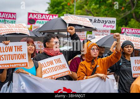 Manila, Manila, Philippinen. Juni 2025. Demonstranten halten Schilder, die die Regierung auffordern, der Konstitution zu folgen, während sie gegen die Amtsenthebung von Vizepräsidentin Sarah Duterte im Senat der Philippinen protestieren. (Kreditbild: © Jyor so/ZUMA Press Wire) NUR REDAKTIONELLE VERWENDUNG! Nicht für kommerzielle ZWECKE! Stockfoto