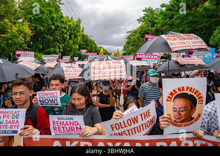 Manila, Manila, Philippinen. Juni 2025. Demonstranten halten Schilder, die die Regierung auffordern, der Konstitution zu folgen, während sie gegen die Amtsenthebung von Vizepräsidentin Sarah Duterte im Senat der Philippinen protestieren. (Kreditbild: © Jyor so/ZUMA Press Wire) NUR REDAKTIONELLE VERWENDUNG! Nicht für kommerzielle ZWECKE! Stockfoto