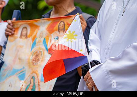 Manila, Manila, Philippinen. Juni 2025. Religiöse Aktivisten halten eine philippinische Flagge und ein Bild von Jesus Christus, während sie gegen die Amtsenthebung von Vizepräsidentin Sarah Duterte im Senat der Philippinen protestieren. (Kreditbild: © Jyor so/ZUMA Press Wire) NUR REDAKTIONELLE VERWENDUNG! Nicht für kommerzielle ZWECKE! Stockfoto