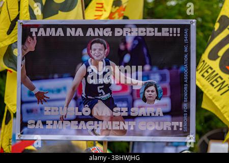 Manila, Manila, Philippinen. Juni 2025. Ein Zeichen, das das Amtsenthebungsverfahren mit einem Basketballspiel in Verbindung brachte, wurde erhoben, als sie gegen die Amtsenthebung von Vizepräsidentin Sarah Duterte im Senat der Philippinen protestierten. (Kreditbild: © Jyor so/ZUMA Press Wire) NUR REDAKTIONELLE VERWENDUNG! Nicht für kommerzielle ZWECKE! Stockfoto