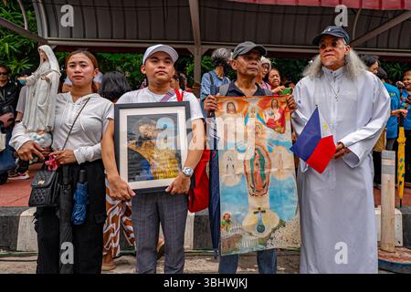 Manila, Manila, Philippinen. Juni 2025. Religiöse Aktivisten halten eine philippinische Flagge und ein Bild von Jesus Christus, während sie gegen die Amtsenthebung von Vizepräsidentin Sarah Duterte im Senat der Philippinen protestieren. (Kreditbild: © Jyor so/ZUMA Press Wire) NUR REDAKTIONELLE VERWENDUNG! Nicht für kommerzielle ZWECKE! Stockfoto