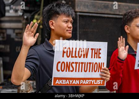 Manila, Manila, Philippinen. Juni 2025. Ein Mann hält ein Schild, das die Regierung auffordert, der Konsignation zu folgen, während er gegen die Amtsenthebung von Vizepräsidentin Sarah Duterte im Senat der Philippinen protestiert. (Kreditbild: © Jyor so/ZUMA Press Wire) NUR REDAKTIONELLE VERWENDUNG! Nicht für kommerzielle ZWECKE! Stockfoto