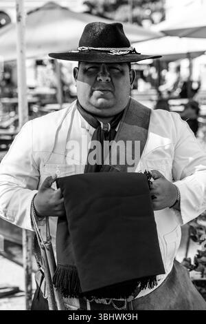 Ein Porträt Eines Gauchos, der sich auf die Teilnahme an der zweimonatlichen Wachablösung auf dem 9. Juli-Platz in Salta, Argentinien vorbereitet. Stockfoto