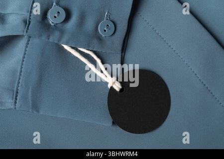 Pappanhänger auf blauem Hemd, Draufsicht Stockfoto