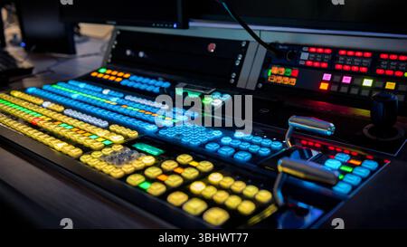 Bedienfeld für die Videoproduktion. Mischpult mit leuchtenden RGB-Tasten im Dunkeln. Stockfoto