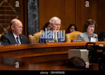 Washington, Vereinigte Staaten Von Amerika. Juni 2025. Washington, Vereinigte Staaten von Amerika. 11. Juni 2025. US-Senator Mitch McConnell, R-KY, Mitte, stellt eine Frage an Verteidigungsminister Pete Hegseth während der Anhörungen zum Verteidigungshaushalt 2026 vor dem Senatsunterausschuss im Dirksen Senate Office Building am Capitol Hill, 11. Juni 2025 in Washington, DC, sitzend von links: Senator Chris Coons, D-DE, Senator Mitch McConnell, R-KY, und SENS Susan Collins, R-ME. Quelle: PO1 Alexander Kubitza/DOD Photo/Alamy Live News Stockfoto