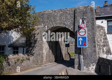 Der Eingang zum Old South Gate zum Stadtzentrum in Cowbridge South Wales, Großbritannien Stockfoto