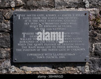Der Eingang zum Old South Gate zum Stadtzentrum in Cowbridge South Wales, Großbritannien Stockfoto