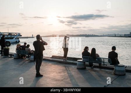 Istanbul, Türkei. Juni 2025. In Kadikoy wird eine Frau am Meer fotografiert. (Credit Image: © Murat Kocabas/SOPA Images via ZUMA Press Wire) NUR REDAKTIONELLE VERWENDUNG! Nicht für kommerzielle ZWECKE! Stockfoto