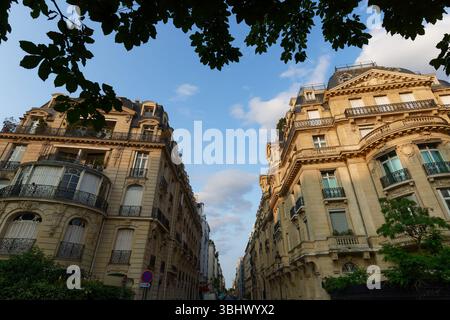 Paris, typische Fassaden und Fenster, schöne Gebäude mit alten Zinkdächern Stockfoto