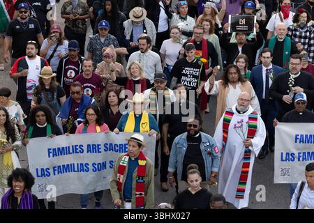 Los Angeles, Kalifornien, USA - 10. Juni 2025: Offiziere der California Highway Patrol (CHP) mobilisieren sich in Aufruhrausrüstung während der EISDEPORTATION. Stockfoto