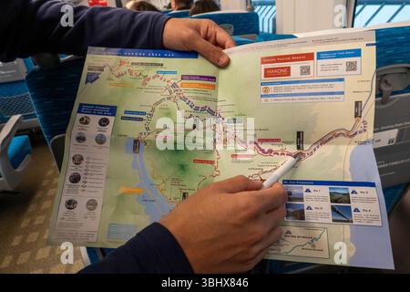 Verlassen Sie Tokio mit dem Shinkansen-Schnellzug nach Hakone. Reiseleiter mit Karte des Hakone-Nationalparks in Japan Stockfoto