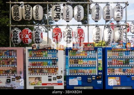 Reihen von Getränkeautomaten auf einer Straße in Asakusa Tokio Japan Stockfoto