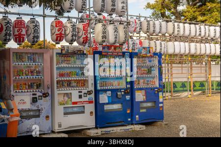 Reihen von Getränkeautomaten auf einer Straße in Asakusa Tokio Japan Stockfoto