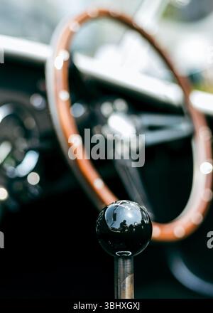 Innenraum eines AC Cobra auf der London Concours Oldtimer Show 2025 Stockfoto