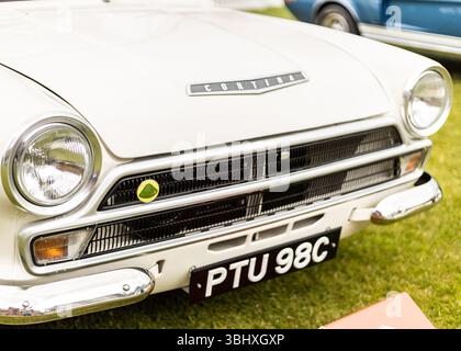 Ein Ford Cortina Lotus Mk1 in der Kategorie Fast Fords auf der London Concours Oldtimer Show 2025 Stockfoto
