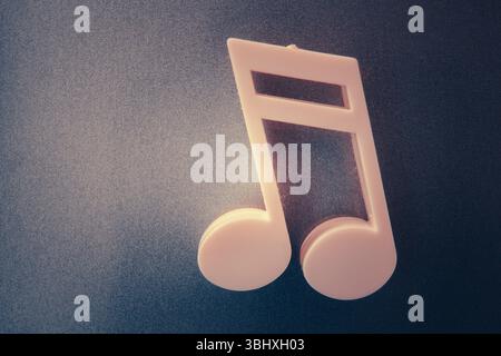 Zwei Plastiknotizen auf einer grauen Metalloberfläche. Stockfoto