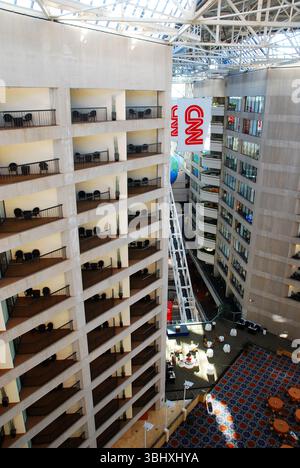 Ein Blick von den oberen Etagen gibt einen Überblick über das Atrium und die Lobby des CNN Building in Atlanta Stockfoto
