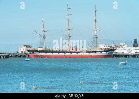 Menschen schwimmen in der Bucht von San Francisco, San Francisco, Kalifornien, USA Stockfoto