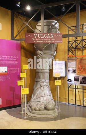 Das Symbol von Birmingham, die vulkanische, riesige, 56 m hohe gusseiserne Statue des römischen Gottes der Metallverarbeitung, wurde für die St Louis World Fair 1904 in Auftrag gegeben. Stockfoto