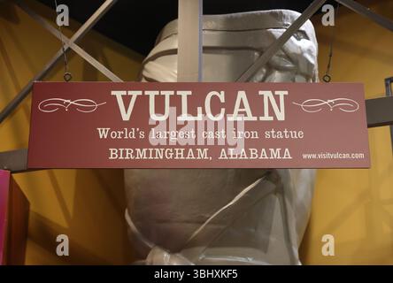 Das Symbol von Birmingham, die vulkanische, riesige, 56 m hohe gusseiserne Statue des römischen Gottes der Metallverarbeitung, wurde für die St Louis World Fair 1904 in Auftrag gegeben. Stockfoto