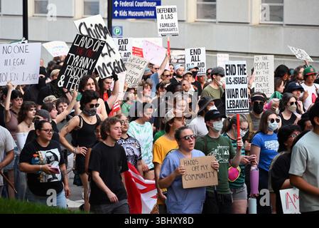 Raleigh, NC, USA, 11. Juni 2025; Tausende von Demonstranten gehen im Rahmen des landesweiten Protests gegen EISÜBERFÄLLE auf die Straße. Credit D Guest Smith / Alamy Live News Stockfoto