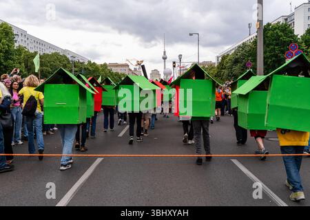 Berlin 8. Juni 2025: Diesmal findet in Friedrichshain der Karneval der Kulturen statt. Viele Zuschauer beobachten das bunte Ereignis. Stockfoto