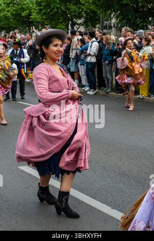 Berlin 8. Juni 2025: Diesmal findet in Friedrichshain der Karneval der Kulturen statt. Viele Zuschauer beobachten das bunte Ereignis. Stockfoto