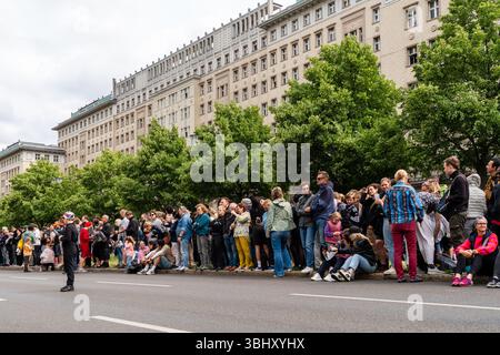 Berlin 8. Juni 2025: Diesmal findet in Friedrichshain der Karneval der Kulturen statt. Viele Zuschauer beobachten das bunte Ereignis. Stockfoto